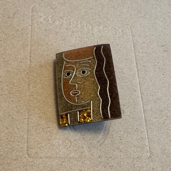 Abstract Face Brooch - Picture 1 of 3
